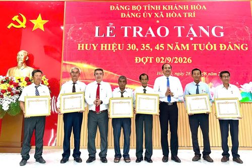 Đảng ủy xã Hòa Trí trao Huy hiệu 30, 35 và 45 tuổi Đảng cho 10 đảng viên