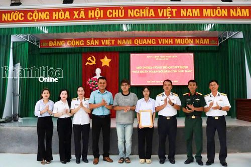 Lữ đoàn 101 nhận đỡ đầu con ngư dân xã Đại Lãnh