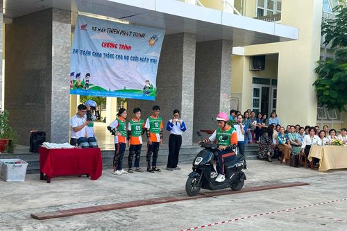 Tuyên truyền pháp luật về trật tự, an toàn giao thông cho gần 800 học sinh