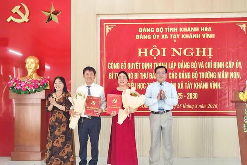 Đảng ủy xã Tây Khánh Vĩnh công bố quyết định thành lập 2 đảng bộ trường học