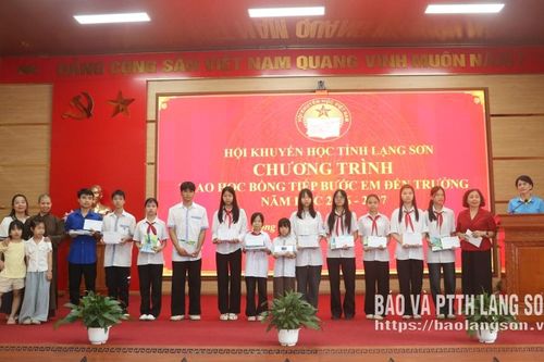 Trao 60 suất học bổng “Tiếp bước em đến trường” cho học sinh tại xã Hoàng Văn Thụ và xã Đồng Đăng