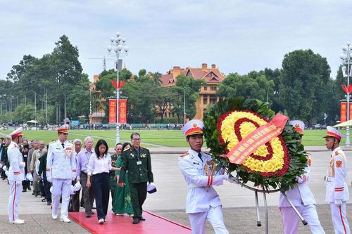 Đoàn đại biểu người có công với cách mạng tỉnh Lâm Đồng tham quan, tri ân tại Hà Nội