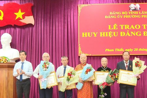 197 đảng viên phường Phan Thiết vinh dự nhận Huy hiệu Đảng dịp Quốc khánh