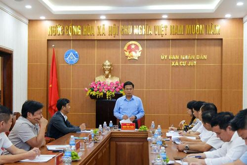 Phó Chủ tịch UBND tỉnh Đinh Văn Tuấn thăm, làm việc tại xã Cư Jút