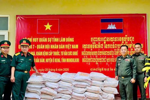 Bộ CHQS tỉnh Lâm Đồng khám bệnh, cấp thuốc miễn phí tại tỉnh Mondulkiri