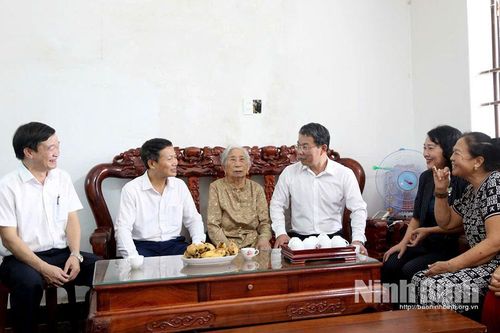 Đồng chí Phó Chủ tịch Thường trực Ủy ban MTTQ Việt Nam tỉnh thăm, tặng quà nhân dịp Quốc khánh 2/9