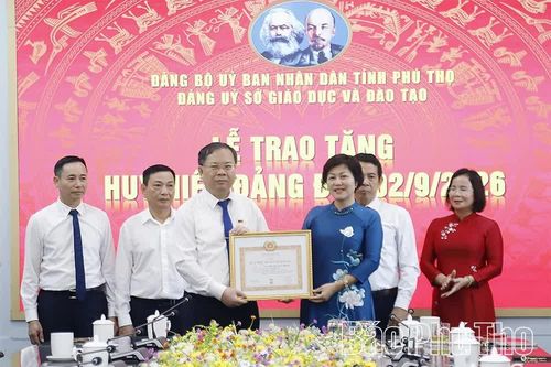 Trao Huy hiệu Đảng tặng các đảng viên thuộc Đảng bộ Sở Giáo dục và Đào tạo Phú Thọ