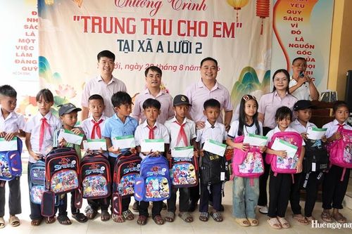 Tiếp sức đến trường, sẻ chia cùng trẻ em và hộ nghèo A Lưới