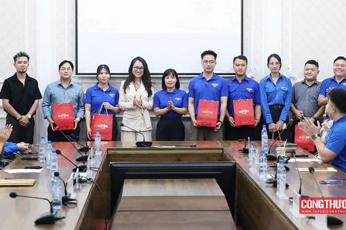 Đoàn Thanh niên Bộ Công Thương trao quà tri ân cán bộ Đoàn chủ chốt