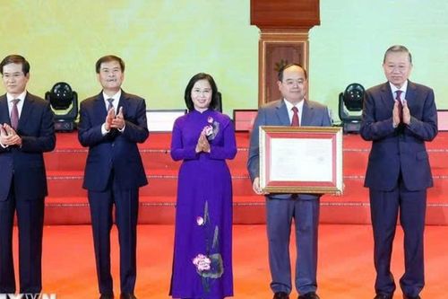 Tổng Bí thư, Chủ tịch nước trao Nghị quyết thành lập thành phố Quảng Ninh
