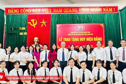 Trao Huy hiệu 30 năm tuổi Đảng tại TAND khu vực 3 - Lạng Sơn