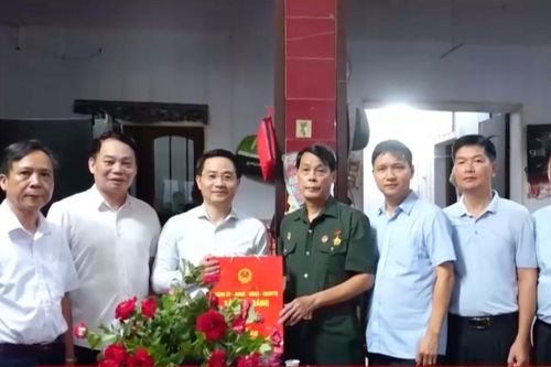 Tặng quà cán bộ, chiến sĩ bị địch bắt tù đày nhân dịp Quốc khánh