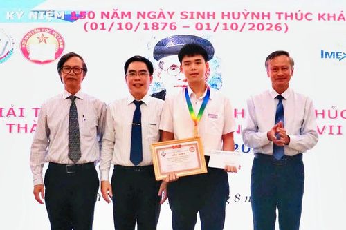 Đà Nẵng trao Giải thưởng Khuyến tài Huỳnh Thúc Kháng, vinh danh 42 học sinh xuất sắc