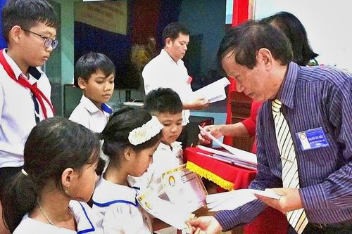 Hội Khuyến học Gia Lai trao 140 suất học bổng cho học sinh vượt khó tại các xã biên giới