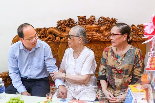 Bí thư Tỉnh uỷ Nguyễn Hồ Hải thăm, tặng quà Mẹ Việt Nam anh hùng