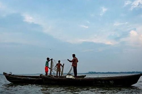 Động cơ hỏng giữa biển, 7 ngư dân trôi dạt 23 ngày rồi được một tàu cá phát hiện trong khoảnh khắc không ai ngờ
