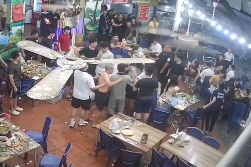 Trêu ghẹo cô gái tại quán ăn, nhóm thanh niên còn hành hung bạn trai