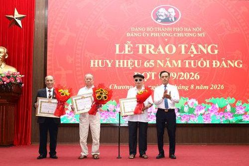 Chương Mỹ trao huy hiệu đảng cho 102 đảng viên