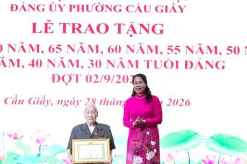 Cầu Giấy trao tặng 344 Huy hiệu Đảng đợt 2-9