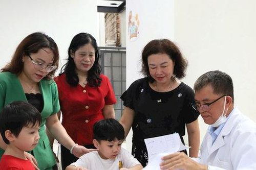 Phường Cửa Nam đảm bảo tiến độ khám sức khỏe cho học sinh trước ngày khai giảng