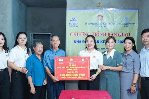Quốc Oai trao tặng 'Nhà Đại đoàn kết', tiếp sức hộ cận nghèo