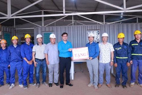 Công đoàn Thủ đô tiếp sức công nhân bám công trường dịp Quốc khánh