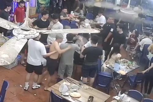 Hà Nội: Nhóm thanh niên trêu ghẹo cô gái, hành hung người bạn trai ngay giữa quán ăn ở Hà Nội