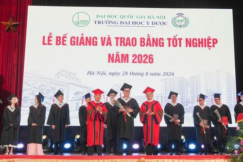 407 tân bác sĩ, dược sĩ, cử nhân Trường Đại học Y Dược, ĐHQGHN nhận bằng tốt nghiệp: 'Trong bất kỳ hoàn cảnh nào, hãy giữ vững y đức'