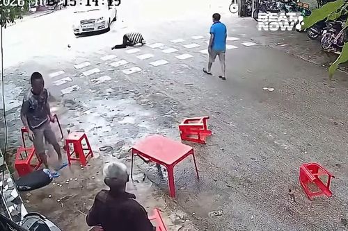 5 người đàn ông đang chơi cờ, bất ngờ 'nháo nhào' vì sự cố bất ngờ