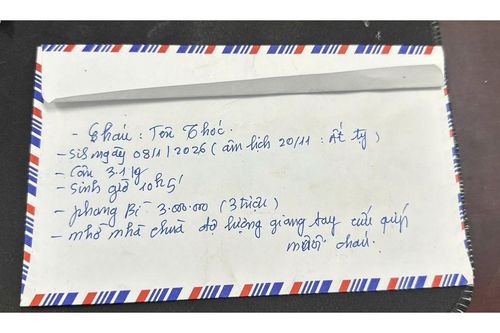 Xót xa bé trai hơn 7 tháng tuổi bị bỏ rơi trước cổng chùa