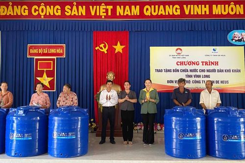 Trao tặng bồn chứa nước hỗ trợ người dân khó khăn tỉnh Vĩnh Long
