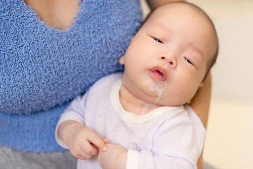 Trẻ trớ sữa có phải do ăn quá nhiều?