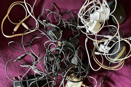 Vì sao có người cất giữ 60 dây sạc mà không biết để làm gì?