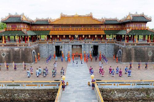 Tái hiện Lễ Truyền lô và tuyên dương 385 học sinh danh dự toàn trường