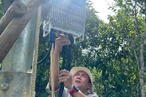'Cõng' sóng lên làng A'ur sau nửa thế kỷ biệt lập