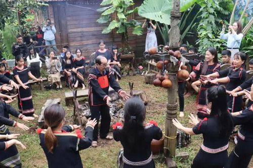 Bài 2: Mạnh dạn đổi mới, đi trước vì cuộc sống tốt đẹp hơn cho nhân dân
