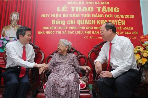 Trao Huy hiệu 80 năm tuổi Đảng tặng đảng viên lão thành tại Cà Mau, Cần Thơ