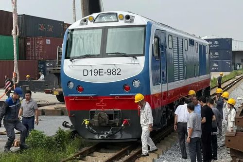 Đường sắt Việt Nam tiếp nhận lô đầu máy mới đạt tốc độ lớn nhất 120km/giờ