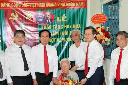 Trao Huy hiệu 80 năm tuổi Đảng tặng đảng viên lão thành ở Cần Thơ