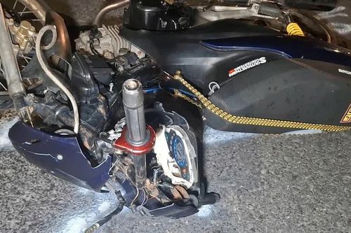 Tông đuôi xe tải đậu bên Quốc lộ, 2 người thương vong