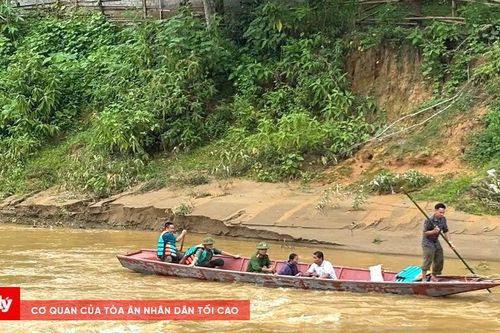 Dùng thuyền đưa người, nhu yếu phẩm qua sông sau khi cầu bị lũ cuốn