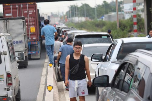 Cửa ngõ phía Đông TPHCM ùn tắc 10km, tài xế sốt ruột xuống xe đứng chờ