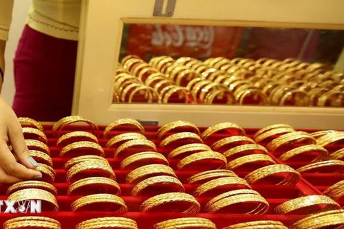 Giá vàng thế giới giảm hơn 3%, chịu sức ép từ tín hiệu tăng lãi suất của Fed