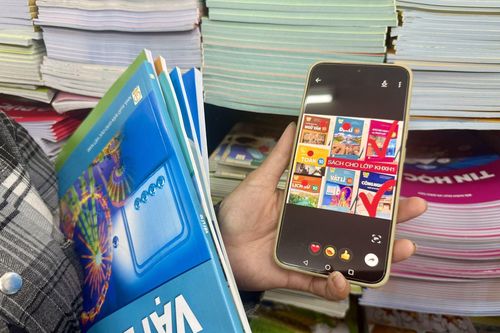 Phụ huynh TP Hồ Chí Minh xếp hàng mua sách giáo khoa xuyên lễ