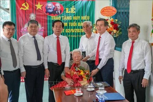 Trao Huy hiệu 80 năm tuổi Đảng tặng đảng viên lão thành tại Cần Thơ