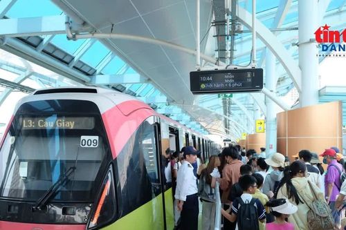 Người dân Thủ đô phấn khởi sử dụng hệ thống giao thông công cộng miễn phí