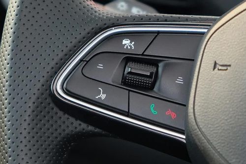 Đi cao tốc với cruise control và ACC, tài xế ô tô cần lưu ý gì để tránh đại họa?