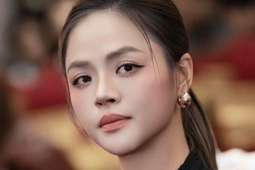 Thu Quỳnh nói lời chào khán giả