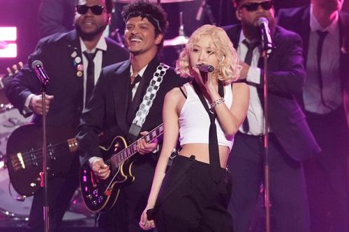 Bruno Mars công khai gọi tên Rosé: 'Bây giờ cô ấy còn chẳng nghe điện thoại của tôi nữa'