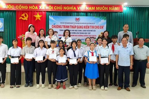Gia Lai: Trao học bổng cho 18 học sinh, sinh viên mồ côi, vượt khó